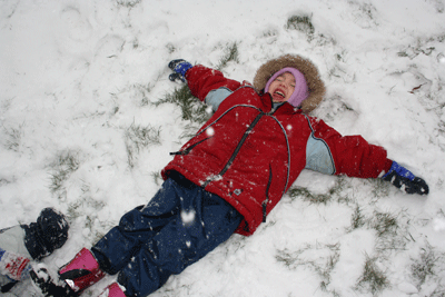 Abbie-makes-snowangels