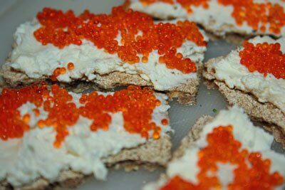 fish-roe-on-crackers