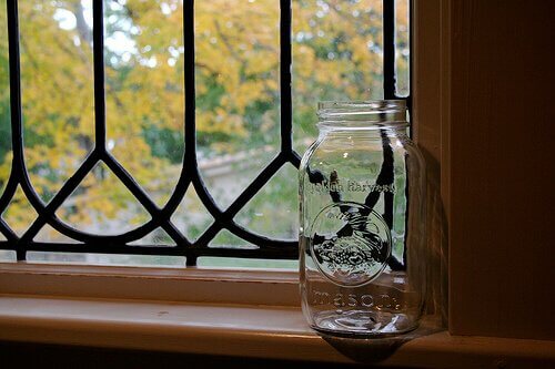 Did you know there are more ways to use a mason jar than just for canning? They are sturdy, they come in a wide variety of shapes and sizes, they can often be found inexpensively, and best of all? They are a completely non-toxic way to store things in my kitchen!