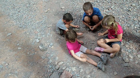 kids play with dirt in amphitheatre