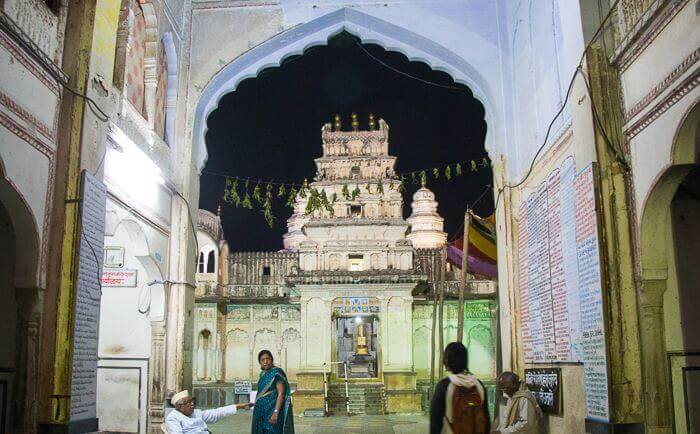 walking into rangji temple india pushkar