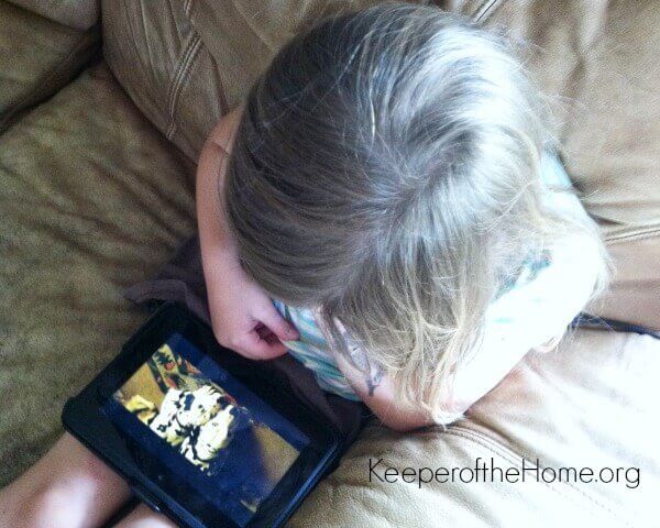 How to Help Your Kids Kick the Screen Habit with "No Screen Month"! at KeeperoftheHome.org