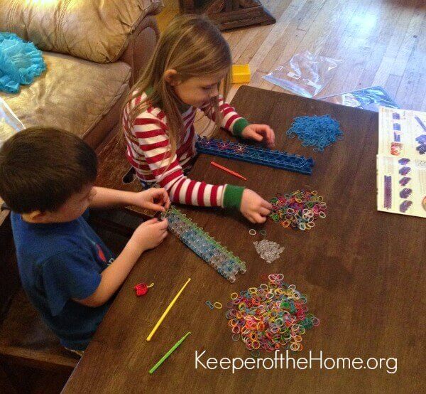 How to Help Your Kids Kick the Screen Habit with "No Screen Month"! at KeeperoftheHome.org