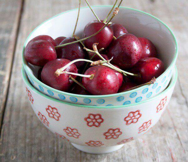 How to Pit and Freeze Sweet Cherries {KeeperoftheHome.org}