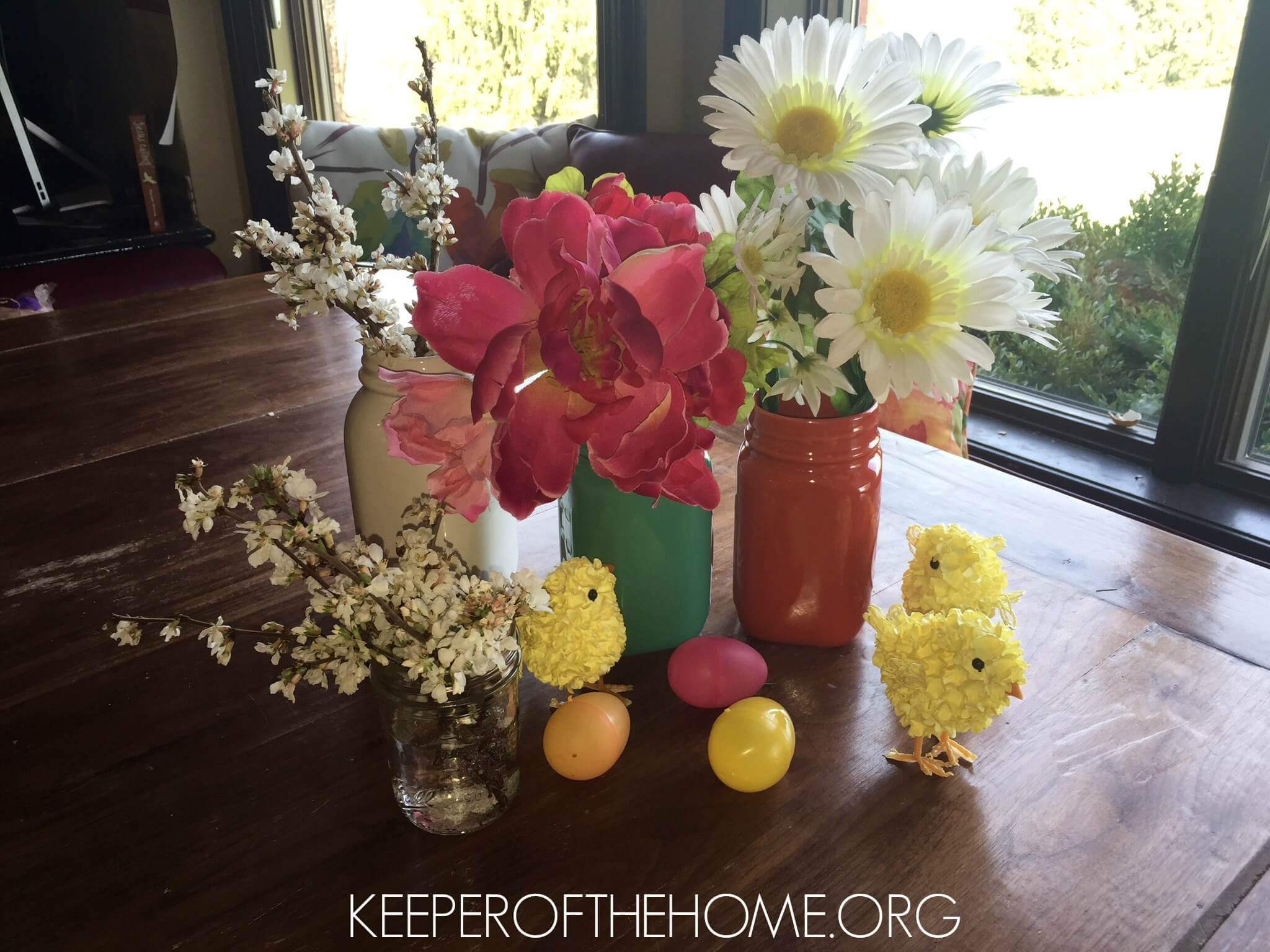 Looking for easy Easter decorations to put together with your kids or at the last minute? If you are anything like me, you have a few (dozen!) mason jars around the house. Let's put them to use!