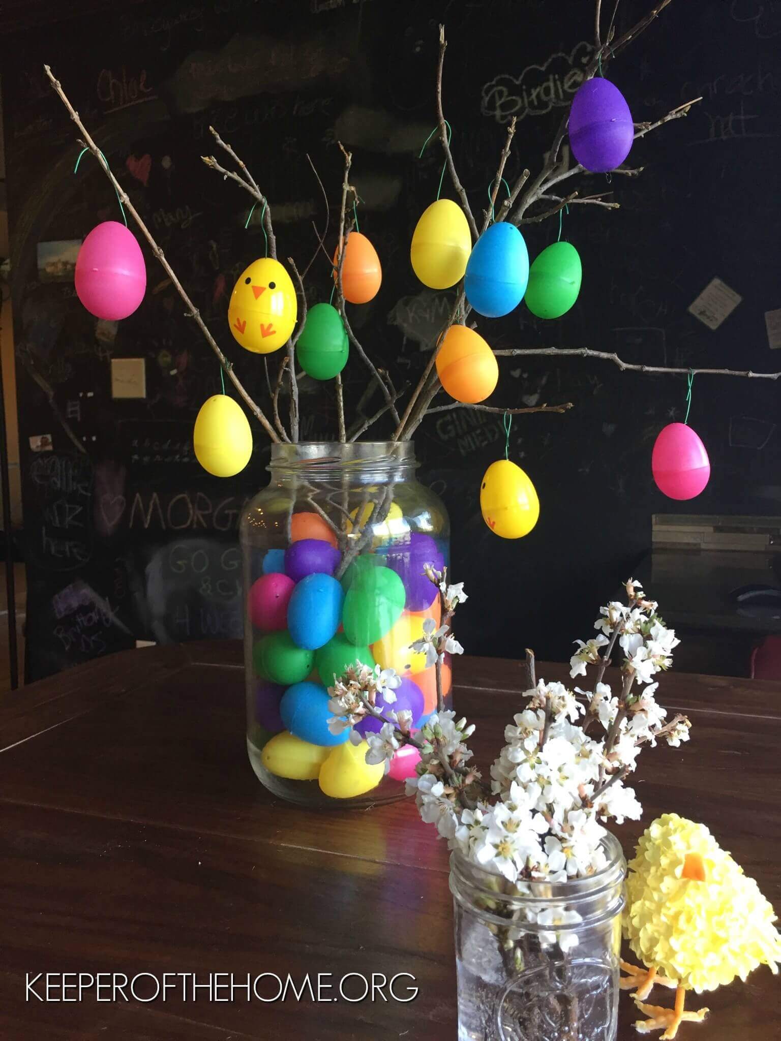 Looking for easy Easter decorations to put together with your kids or at the last minute? If you are anything like me, you have a few (dozen!) mason jars around the house. Let's put them to use!