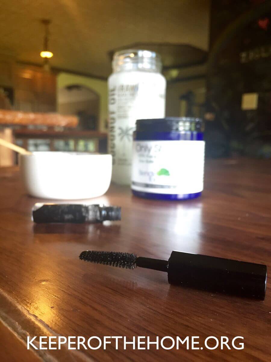 Not so long ago, I discovered that you can make your own natural makeup at home. As it turns out, it's not even that hard: it's a DIY project that turns into a fun girls' day for us. We are using mica powder, zinc oxide, and activated charcoal to make our own natural mascara, lip tints, and powders. Basically they are ground minerals that are naturally occurring in the earth. The bonus is that minerals can be beneficial to your skin.