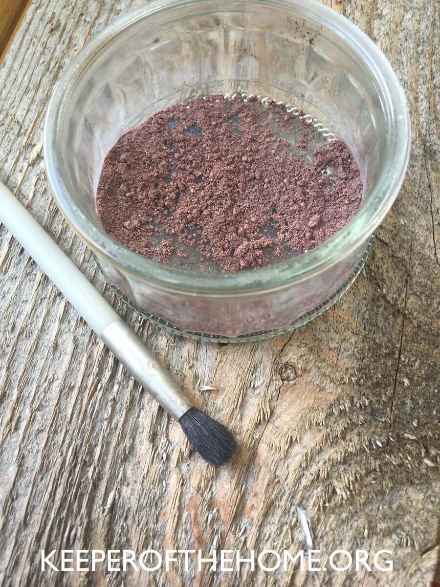 Not so long ago, I discovered that you can make your own natural makeup at home. As it turns out, it's not even that hard: it's a DIY project that turns into a fun girls' day for us. We are using mica powder, zinc oxide, and activated charcoal to make our own natural mascara, lip tints, and powders. Basically they are ground minerals that are naturally occurring in the earth. The bonus is that minerals can be beneficial to your skin.