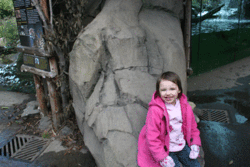 Abbie-posing-at-zoo