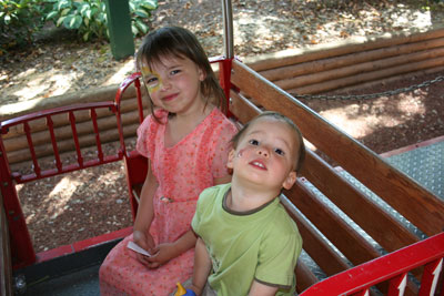 Kids-on-train-at-zoo