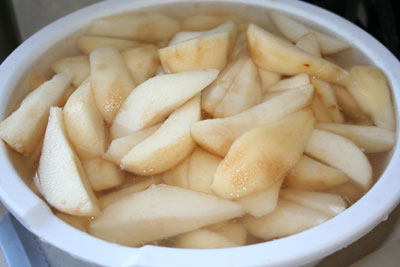 Sliced-pears-in-lemon-water