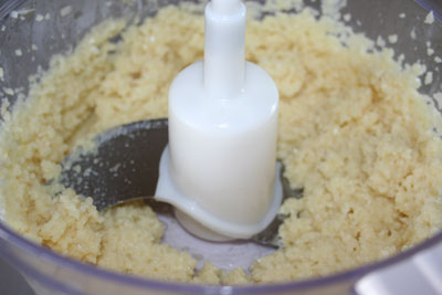 Mincing-garlic-in-food-processor