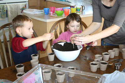 Kids-putting-dirt-in-cups